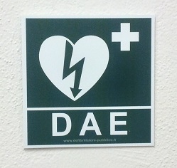 Immagine dell'adesivo per la cardio protezione con simboli distinti e indicazione chiara della presenza di un defibrillatore.