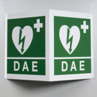Immagine del cartello bifacciale per la cardio protezione, con simboli chiari e indicazioni sulla presenza di un defibrillatore.