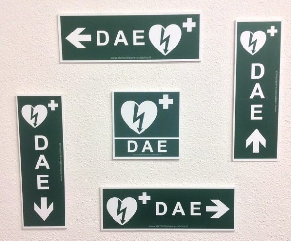 Immagine del set di 5 cartelli per la cardio protezione, che includono indicazioni sulla posizione dei defibrillatori e istruzioni di emergenza.