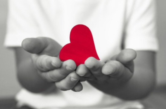 Immagine che rappresenta il programma Forward Hearts con un defibrillatore e simboli di rimborso e copertura assicurativa.